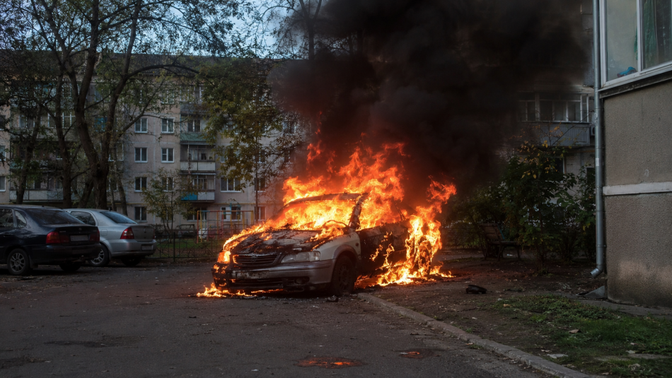 В Кировском районе Петербурга пожар уничтожил иномарку и повредил две машины